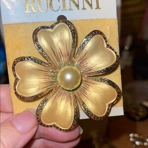 Rucinni Gold Flower Brooch